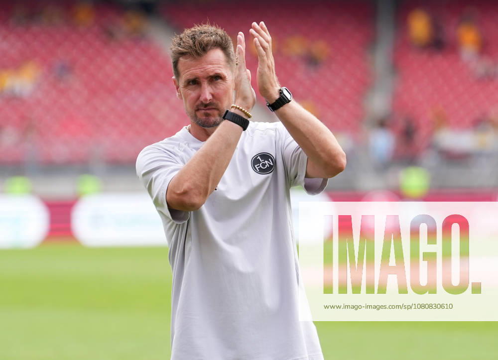 Miroslav Klose (1. FC Nuernberg, Cheftrainer) klatscht nach dem Spiel den Zuschauern Beifall. GER, 1. FC Nürnberg vs SG Dynamo Dresden, 2. Bundesliga, 1. Spieltag, Saison 2026-27, Max-Morlock-Stadion, Nürnberg, 09.08.2026 DFL REGULATIONS PROHIBIT ANY USE OF PHOTOGRAPHS AS IMAGE SEQUENCES AND OR QUASI-VIDEO Foto: HMB Media Scott W. Coleman Nürnberg Max-Morlock-Stadion Bayern GER