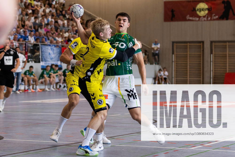 Elias NEWEL (FRISCH AUF! Goeppingen, 40) im Zweikampf gegen Torben MATZKEN (TVB Stuttgart, 22) GER, FRISCH AUF! Goeppingen vs. TVB Stuttgart, Handball, Vorbereitung, Turnier, S-Cup Altensteig, Finale, Spielzeit 2026 2027, 09.08.2026, GER, FRISCH AUF! Goeppingen vs. TVB Stuttgart, Handball, Vorbereitung, Turnier, S-Cup Altensteig, Finale, Spielzeit 2026 2027, 09.08.2026, Altensteig