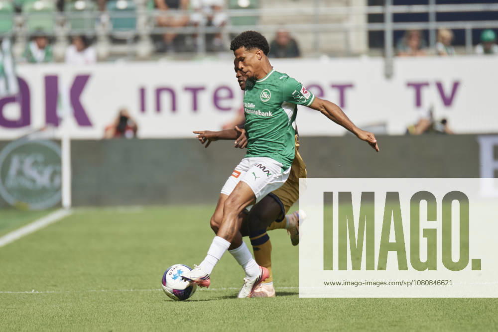 Brack Super League 2026 2027 FC St. Gallen 1879 vs. FC Luzern, St. Gallen, Schweiz St. Gallen, Schweiz, 9. August 2026. Oscar Kabwit und Chima Okoroji während des Brack Super League Spiels FC St. Gallen 1879 gegen FC Luzern in St. Gallen.