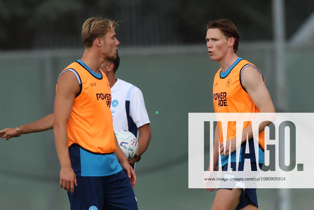 SSC Napoli Training Session Rasmus Hojlund of Napoli, Scott McTominay of Napoli, and coach Massimiliano Allegri during a training session at the preseason camp of SSC Napoli at Stadio Patini in Castel di Sangro, Italy, on August 11, 2025. Castel di Sangro Abruzzo Italy