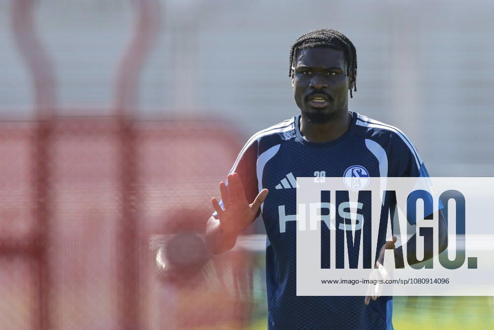 Fussball, Training des FC Schalke 04. Junior Dina Ebimbe (FC Schalke 04). Gelsenkirchen Trainingsgelände FC Schalke 04 NRW Deutschland xRHR-FOTO YYx