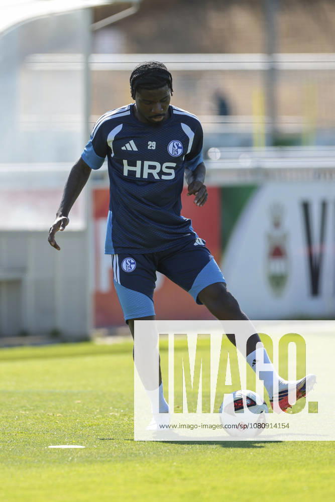 Fussball, Training des FC Schalke 04. Junior Dina Ebimbe (FC Schalke 04). Gelsenkirchen Trainingsgelände FC Schalke 04 NRW Deutschland xRHR-FOTO YYx
