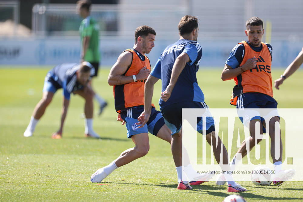 Fussball, Training des FC Schalke 04. v. l. Robin Gosens (FC Schalke 04), Kenan Karaman (FC Schalke 04), Dejan Ljubicic (FC Schalke 04). Gelsenkirchen Trainingsgelände FC Schalke 04 NRW Deutschland xRHR-FOTO YYx