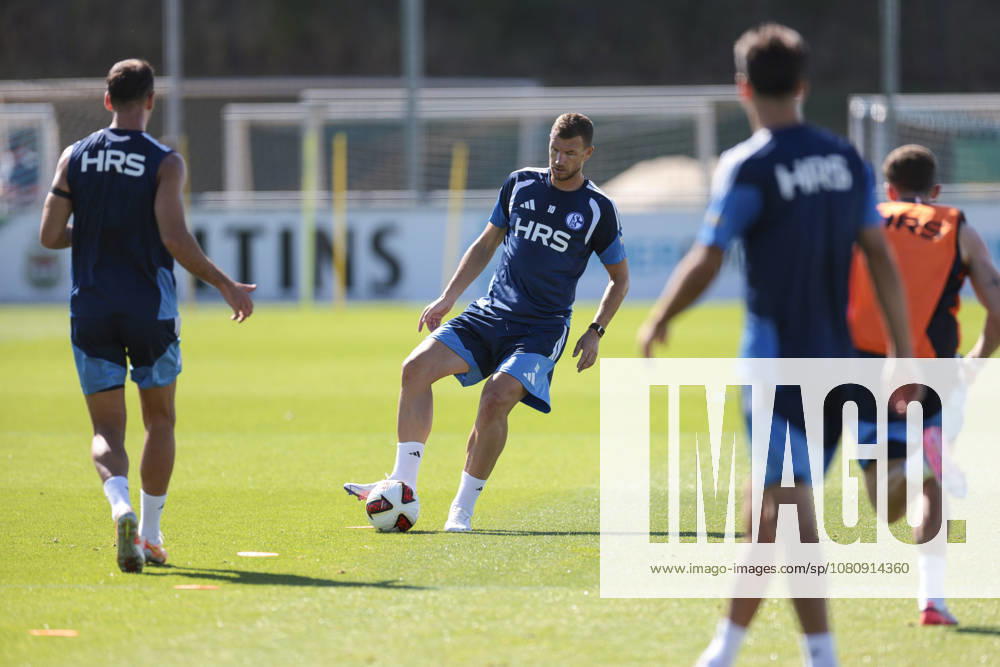 Fussball, Training des FC Schalke 04. Edin Dzeko (FC Schalke 04). Gelsenkirchen Trainingsgelände FC Schalke 04 NRW Deutschland xRHR-FOTO YYx