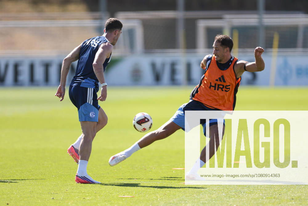 Fussball, Training des FC Schalke 04. v. l. Robin Gosens (FC Schalke 04), Nikola Katic (FC Schalke 04). Gelsenkirchen Trainingsgelände FC Schalke 04 NRW Deutschland xRHR-FOTO YYx