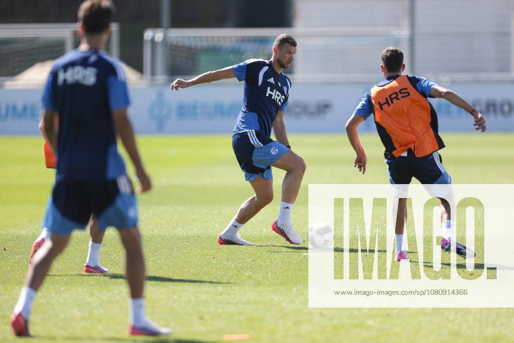Fussball, Training des FC Schalke 04. v. l. Edin Dzeko (FC Schalke 04), Dejan Ljubicic (FC Schalke 04). Gelsenkirchen Trainingsgelände FC Schalke 04 NRW Deutschland xRHR-FOTO YYx