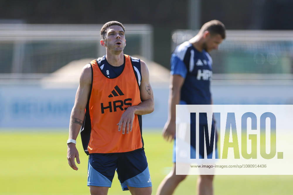 Fussball, Training des FC Schalke 04. Robin Gosens (FC Schalke 04) atmet durch. Gelsenkirchen Trainingsgelände FC Schalke 04 NRW Deutschland xRHR-FOTO YYx