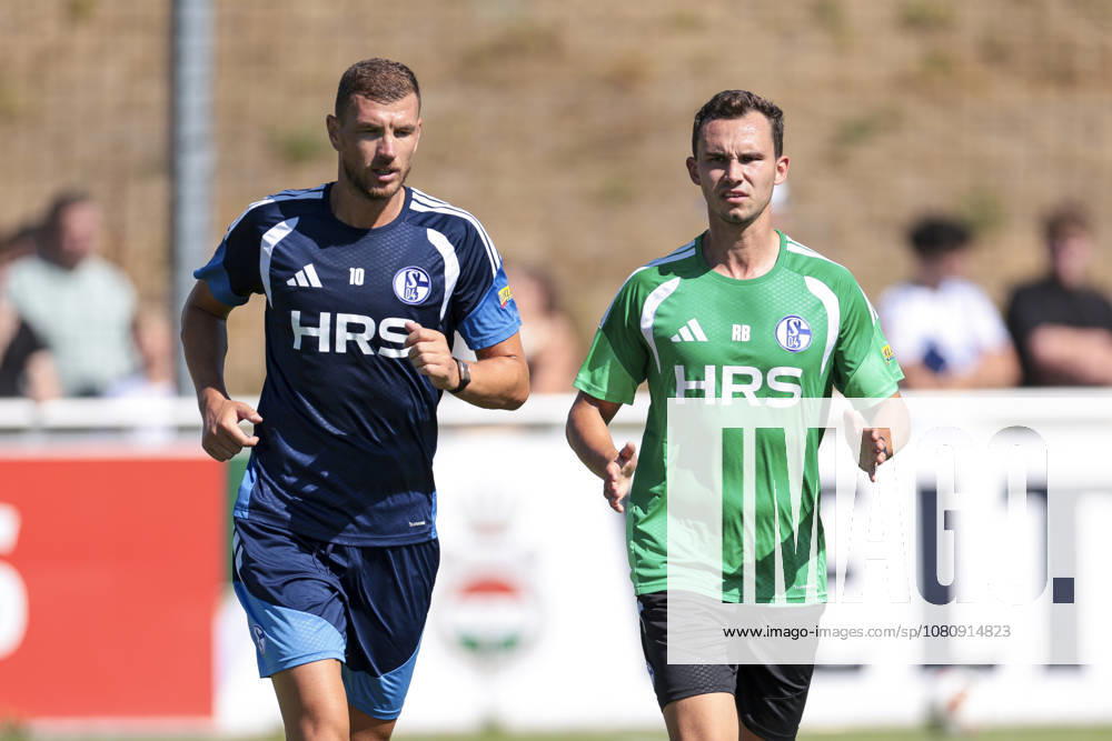 Fussball, Training des FC Schalke 04. v. l. Edin Dzeko (FC Schalke 04), Sportwissenschaftler Rasmus Bruns (FC Schalke 04). Gelsenkirchen Trainingsgelände FC Schalke 04 NRW Deutschland xRHR-FOTO YYx