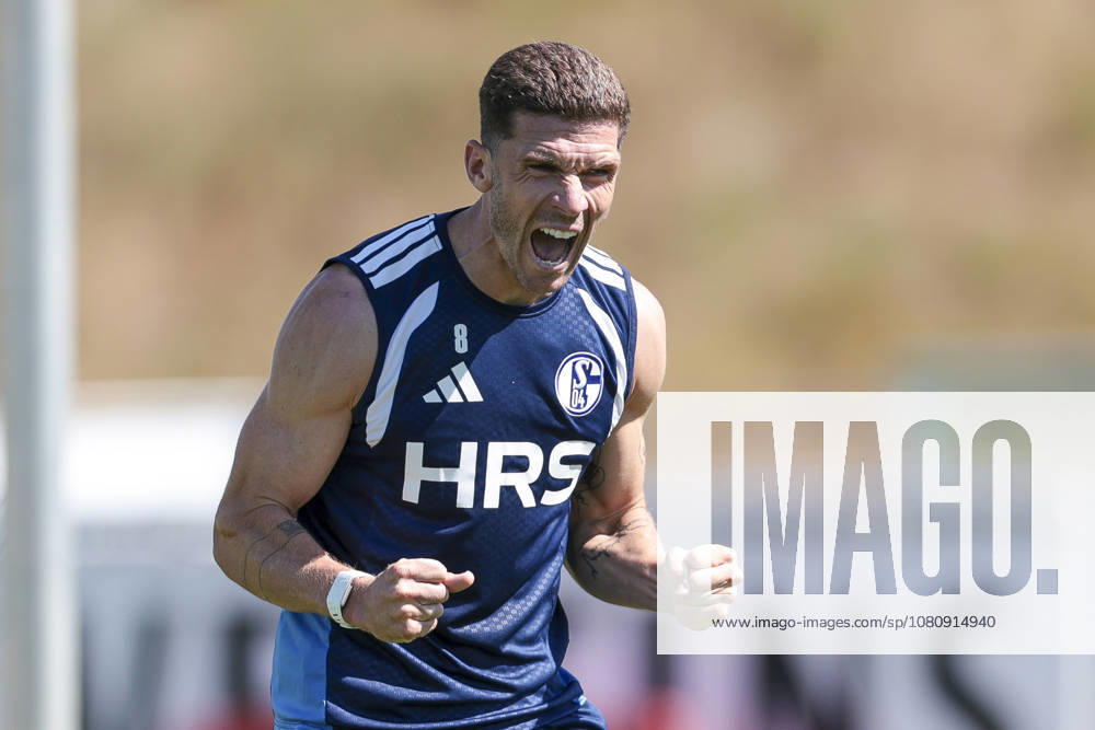 Fussball, Training des FC Schalke 04. Robin Gosens (FC Schalke 04) jubelt. Gelsenkirchen Trainingsgelände FC Schalke 04 NRW Deutschland xRHR-FOTO YYx