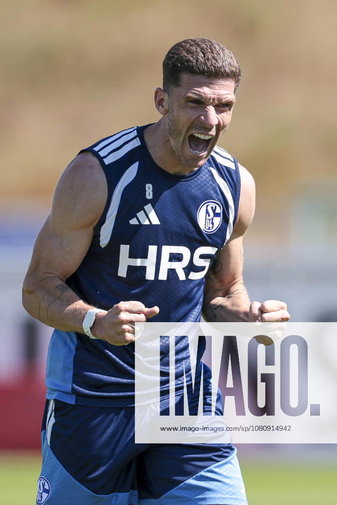 Fussball, Training des FC Schalke 04. Robin Gosens (FC Schalke 04) jubelt. Gelsenkirchen Trainingsgelände FC Schalke 04 NRW Deutschland xRHR-FOTO YYx