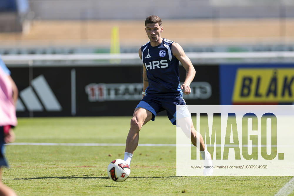 Fussball, Training des FC Schalke 04. Robin Gosens (FC Schalke 04). Gelsenkirchen Trainingsgelände FC Schalke 04 NRW Deutschland xRHR-FOTO YYx