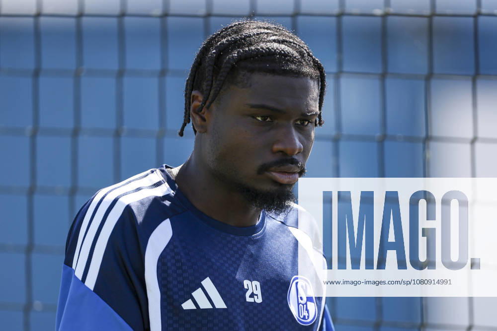 Fussball, Training des FC Schalke 04. Junior Dina Ebimbe (FC Schalke 04). Gelsenkirchen Trainingsgelände FC Schalke 04 NRW Deutschland xRHR-FOTO YYx
