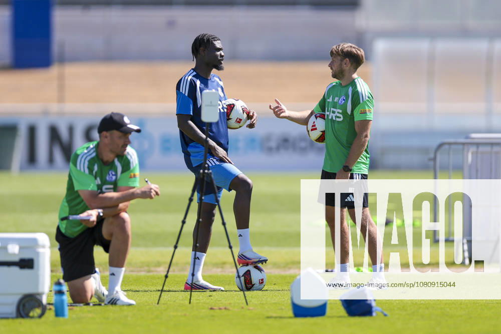 Fussball, Training des FC Schalke 04. v. l. Junior Dina Ebimbe (FC Schalke 04), Reha-Trainer Marc Thum (FC Schalke 04). Gelsenkirchen Trainingsgelände FC Schalke 04 NRW Deutschland xRHR-FOTO YYx