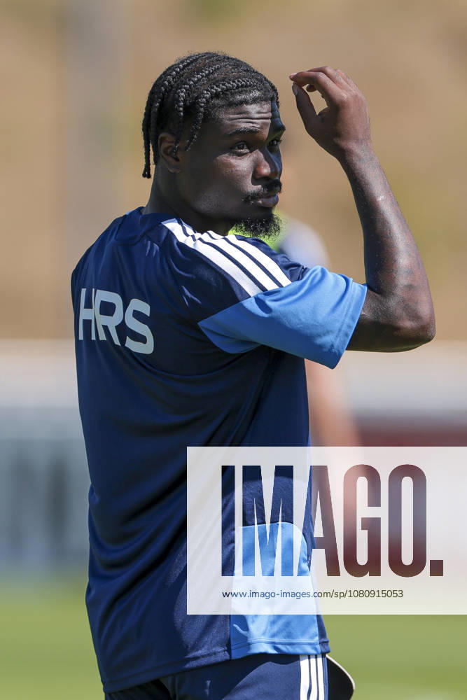 Fussball, Training des FC Schalke 04. Junior Dina Ebimbe (FC Schalke 04). Gelsenkirchen Trainingsgelände FC Schalke 04 NRW Deutschland xRHR-FOTO YYx
