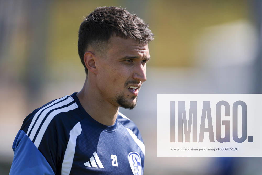 Fussball, Training des FC Schalke 04. Dejan Ljubicic (FC Schalke 04). Gelsenkirchen Trainingsgelände FC Schalke 04 NRW Deutschland xRHR-FOTO YYx