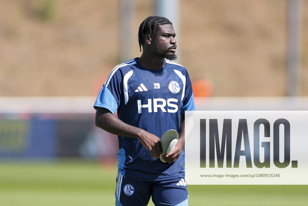 Fussball, Training des FC Schalke 04. Junior Dina Ebimbe (FC Schalke 04). Gelsenkirchen Trainingsgelände FC Schalke 04 NRW Deutschland xRHR-FOTO YYx