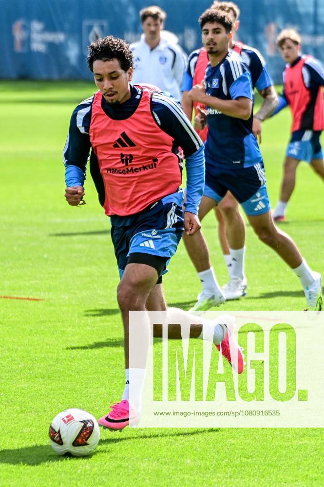Bilal Nadir ( HSV ) am Ball Deutschland , Hamburg , Volksparkstadion Trainingsgelände , Fussball , 1. Bundesliga , Training des Hamburger SV