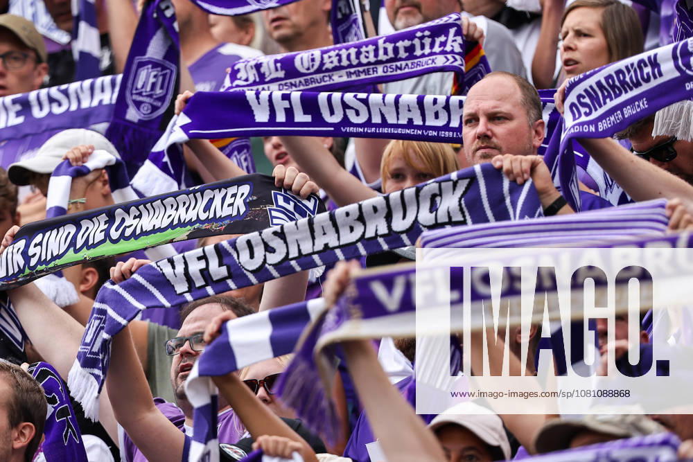 2026.08.15, Fußball, 2. Bundesliga, VfL Osnabrück - 1. FC Magdeburg, Stadion an der Bremer Brücke, 2.Spieltag, Saison 2026 2027: Fans mit Schals mit Osnabrueck Aufschrift DFB regulations prohibit any use of photographs as image sequences and or quasi-video. Photo: WilkowskixPressefotoKochx Niedersachsen Deutschland