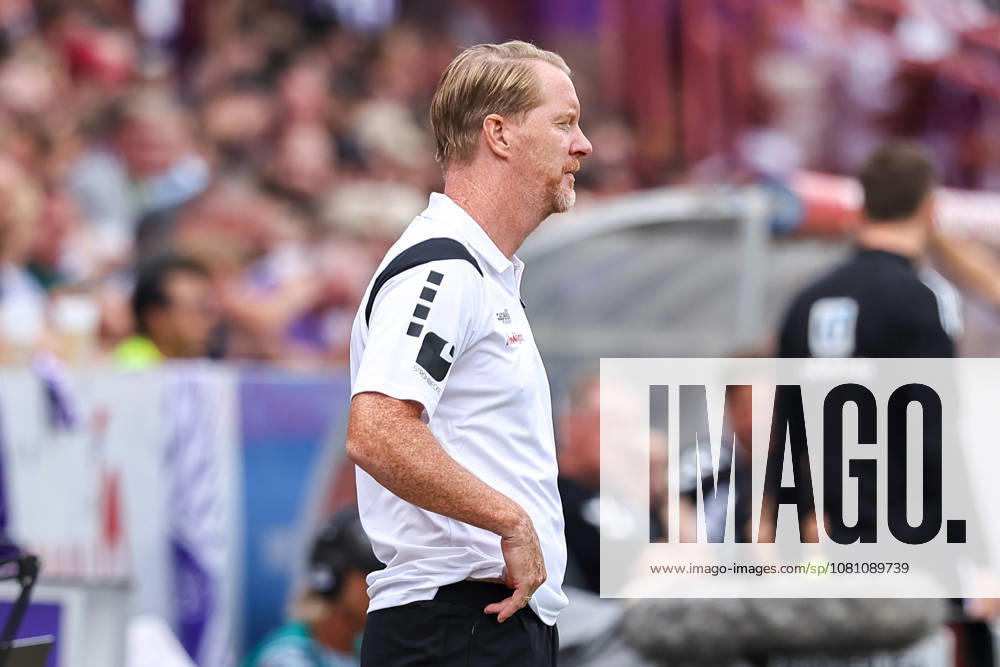 2026.08.15, Fußball, 2. Bundesliga, VfL Osnabrück - 1. FC Magdeburg, Stadion an der Bremer Brücke, 2.Spieltag, Saison 2026 2027: Timo Schultz (VfL Osnabrueck Trainer) schaut enttaeuscht nach Gegentor DFB regulations prohibit any use of photographs as image sequences and or quasi-video. Photo: WilkowskixPressefotoKochx Niedersachsen Deutschland