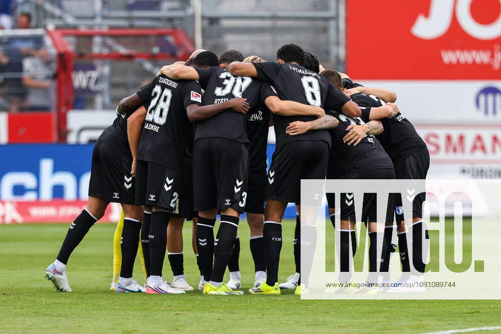 2026.08.15, Fußball, 2. Bundesliga, VfL Osnabrück - 1. FC Magdeburg, Stadion an der Bremer Brücke, 2.Spieltag, Saison 2026 2027: Magdeburger Mannschaft im Kreis vor Anpfiff DFB regulations prohibit any use of photographs as image sequences and or quasi-video. Photo: WilkowskixPressefotoKochx Niedersachsen Deutschland