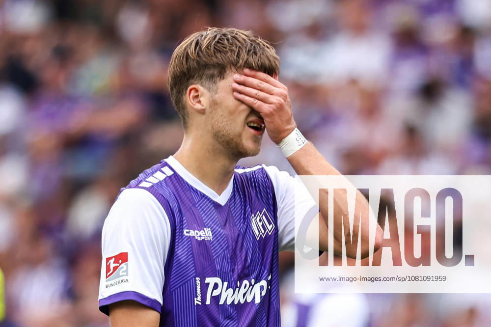 2026.08.15, Fußball, 2. Bundesliga, VfL Osnabrück - 1. FC Magdeburg, Stadion an der Bremer Brücke, 2.Spieltag, Saison 2026 2027: Bernd Riesselmann (VfL Osnabrueck 22) haelt sich die Hand vor Augen DFB regulations prohibit any use of photographs as image sequences and or quasi-video. Photo: WilkowskixPressefotoKochx Niedersachsen Deutschland