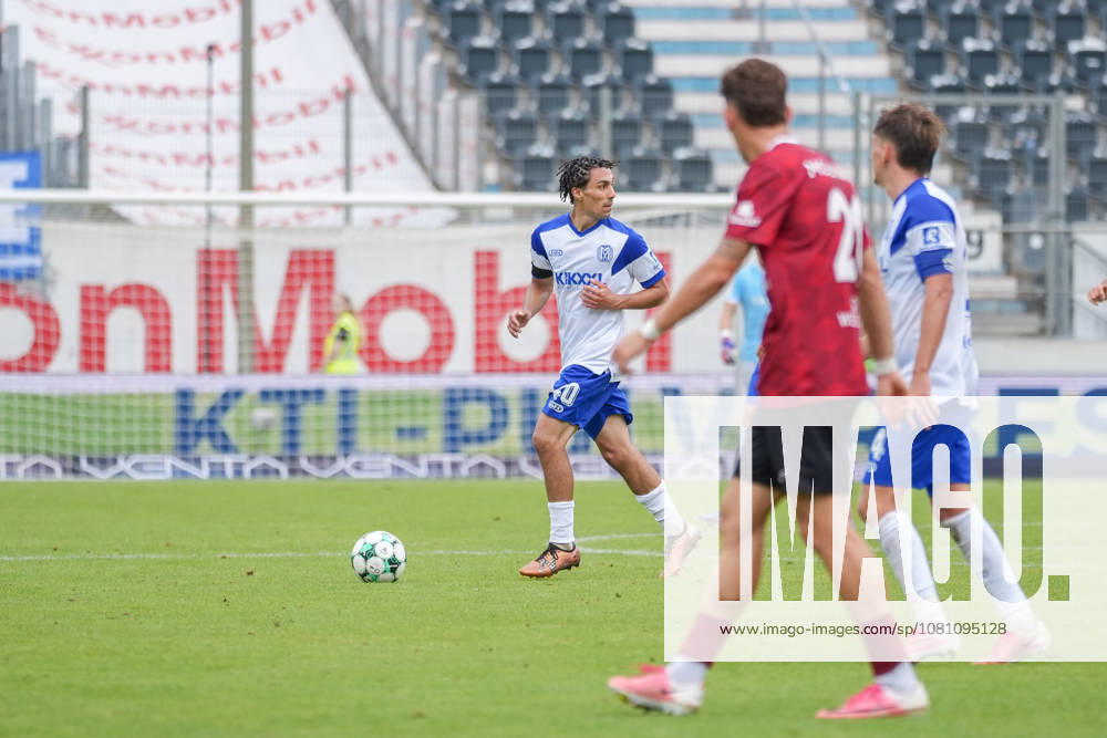 Deutschland: Fussball, 3. Liga, 2. Spieltag, Hänsch-Arena, SV Meppem vs. SG Sonnenhof-Großaspach: Niclas Nadj (SV Meppen, 40) am Ball.