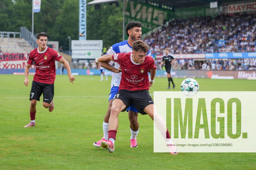 Deutschland: Fussball, 3. Liga, 2. Spieltag, Hänsch-Arena, SV Meppem vs. SG Sonnenhof-Großaspach: Kasra Ghawilu (SV Meppen, 10) und Luca Damiano Molinari (SG Sonnenhof Großaspach, 21)