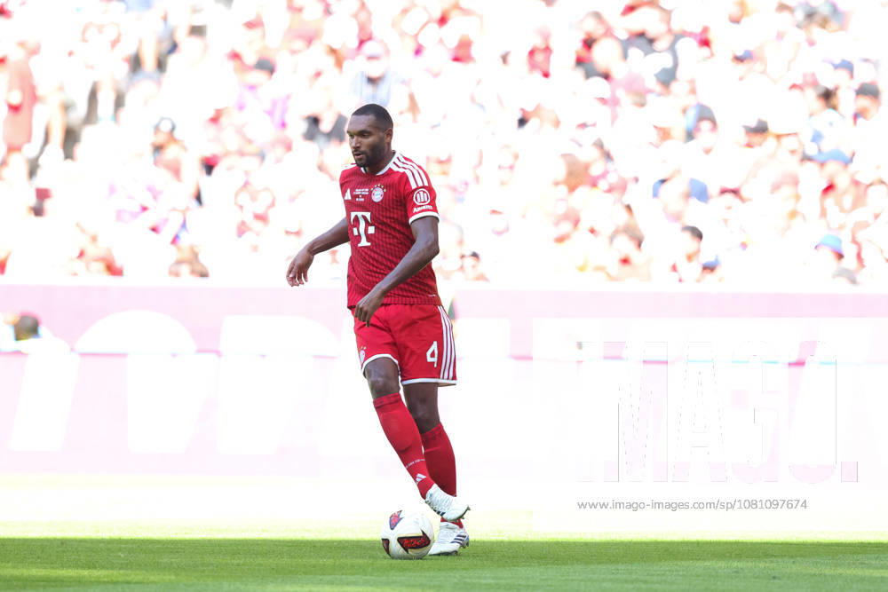 Jonathan Tah (FC Bayern Muenchen, 04) mit Ball, GER, FC Bayern Muenchen vs. RB Leipzig, Fussball, Telekom Cup, Testspiel, Saison 2026 2027, 15.08.2026, GER, FC Bayern Muenchen vs. RB Leipzig, Fussball, Telekom Cup, Testspiel, Saison 2026 2027, 15.08.2026 Muenchen