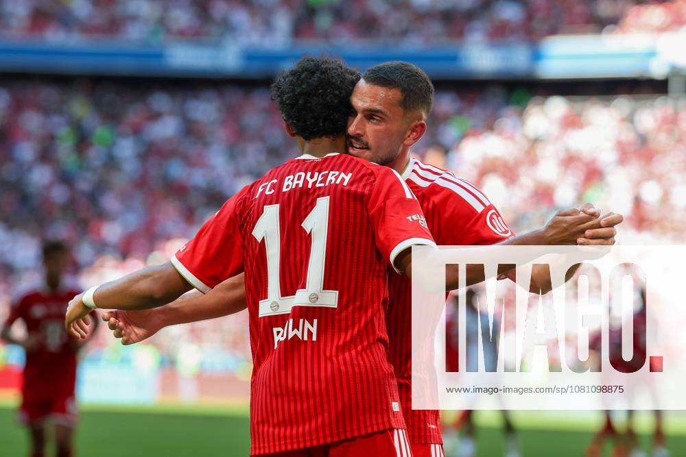 Torjubel von Nathaniel Brown 11 (FC Bayern Muenchen), Arijon Ibrahimovic 22 (FC Bayern Muenchen) zum 2:1, FC Bayern Muenchen vs. RB Leipzig, Fussball, Telekom Cup, 15.08.2026 Muenchen Bayern Deutschland