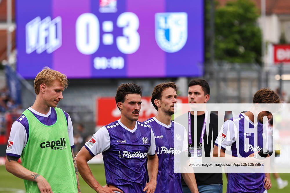 2026.08.15, Fußball, 2. Bundesliga, VfL Osnabrück - 1. FC Magdeburg, Stadion an der Bremer Brücke, 2.Spieltag, Saison 2026 2027: Enttaeuschte Spieler aus Osnabrueck stehen vor den Fans nach Abpfiff DFB regulations prohibit any use of photographs as image sequences and or quasi-video. Photo: WilkowskixPressefotoKochx Niedersachsen Deutschland