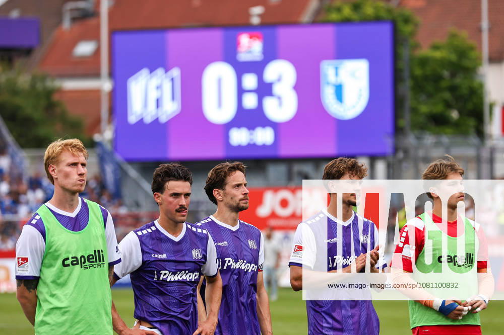 2026.08.15, Fußball, 2. Bundesliga, VfL Osnabrück - 1. FC Magdeburg, Stadion an der Bremer Brücke, 2.Spieltag, Saison 2026 2027: Enttaeuschte Spieler aus Osnabrueck stehen vor den Fans nach Abpfiff DFB regulations prohibit any use of photographs as image sequences and or quasi-video. Photo: WilkowskixPressefotoKochx Niedersachsen Deutschland