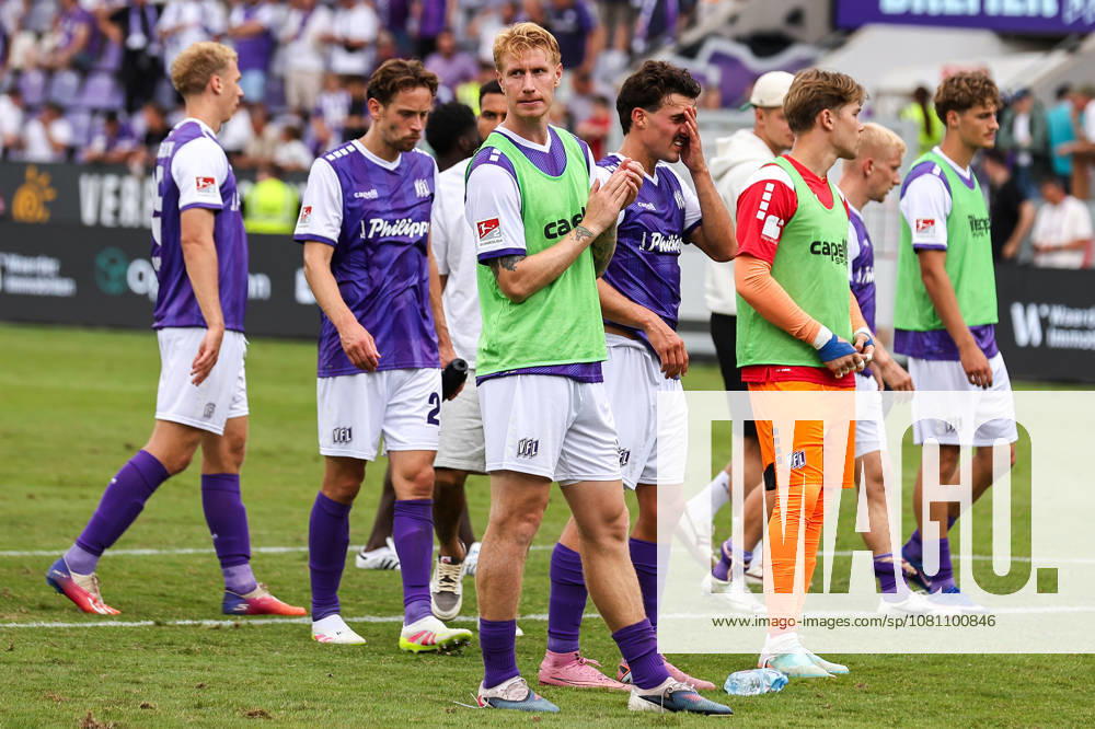 2026.08.15, Fußball, 2. Bundesliga, VfL Osnabrück - 1. FC Magdeburg, Stadion an der Bremer Brücke, 2.Spieltag, Saison 2026 2027: Bjarke Jacobsen (VfL Osnabrueck 15) klatscht nach Niederlage zu Fans mit enttaeuschten Spielern im Hintergrund DFB regulations prohibit any use of photographs as image sequences and or quasi-video. Photo: WilkowskixPressefotoKochx Niedersachsen Deutschland