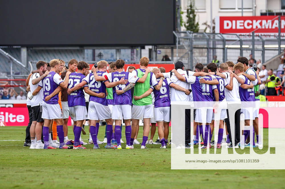 2026.08.15, Fußball, 2. Bundesliga, VfL Osnabrück - 1. FC Magdeburg, Stadion an der Bremer Brücke, 2.Spieltag, Saison 2026 2027: Team im Kreis nach Abpfiff DFB regulations prohibit any use of photographs as image sequences and or quasi-video. Photo: WilkowskixPressefotoKochx Niedersachsen Deutschland