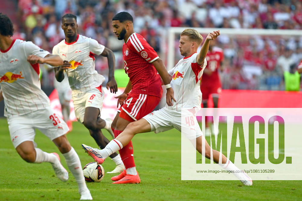 Ismael SAIBARI (Bayern Muenchen), Aktion,Zweikampf gegen Arthur VERMEEREN (L). Fussball Telekom Cup FC Bayern Muenchen - RB Leipzig 3-1 am 15.08.2025 , A L L I A N Z A R E N A.