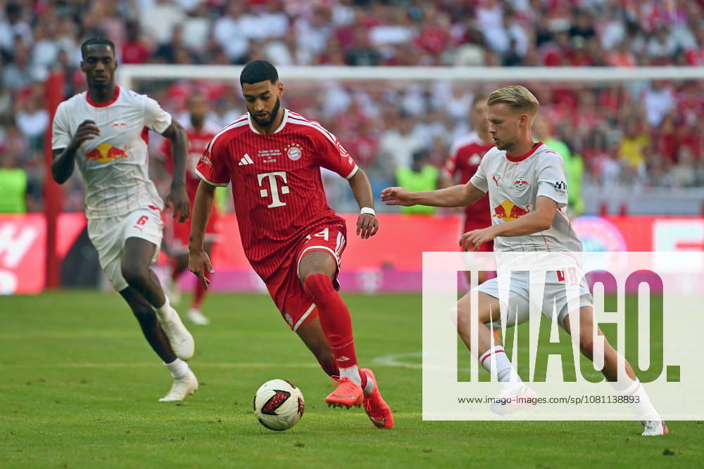 Ismael SAIBARI (Bayern Muenchen), Aktion,Zweikampf gegen Arthur VERMEEREN (L). Fussball Telekom Cup FC Bayern Muenchen - RB Leipzig 3-1 am 15.08.2025 , A L L I A N Z A R E N A.