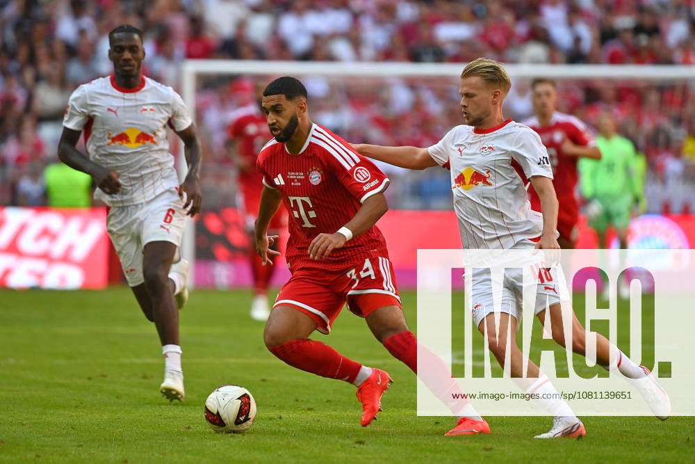 Ismael SAIBARI (Bayern Muenchen), Aktion,Zweikampf gegen Arthur VERMEEREN (L). hi.li:Ezechiel Banzuzi (L). Fussball Telekom Cup FC Bayern Muenchen - RB Leipzig 3-1 am 15.08.2025 , A L L I A N Z A R E N A.