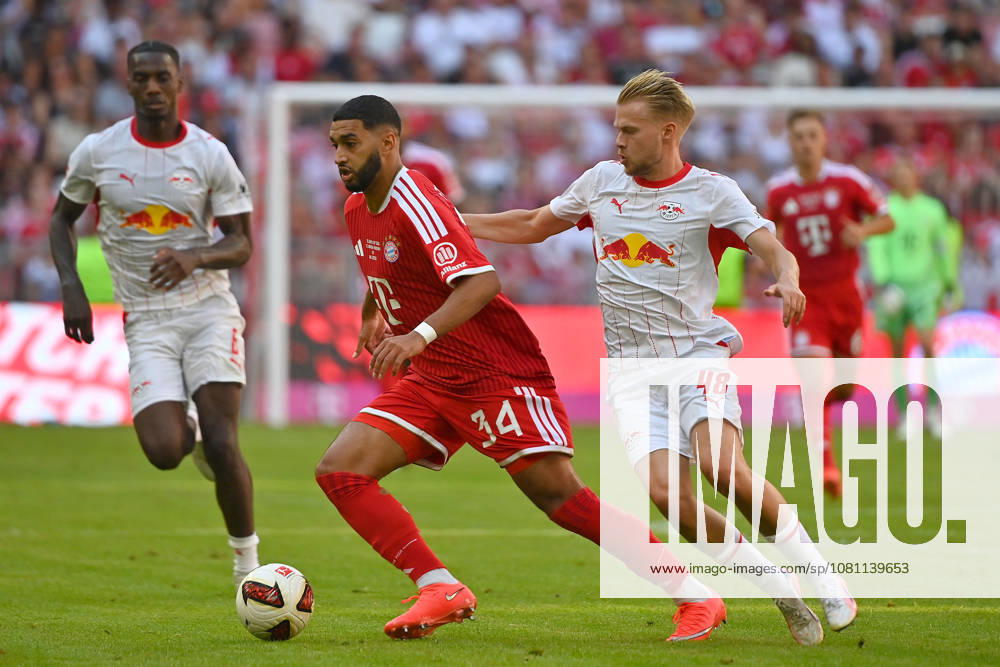 Ismael SAIBARI (Bayern Muenchen), Aktion,Zweikampf gegen Arthur VERMEEREN (L). hi.li:Ezechiel Banzuzi (L). Fussball Telekom Cup FC Bayern Muenchen - RB Leipzig 3-1 am 15.08.2025 , A L L I A N Z A R E N A.