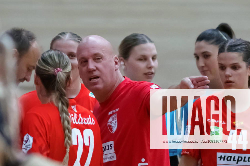 Trainer Pether Krautmeyer (Halle), Auszeit, SV Union Halle-Neustadt vs. Hazena Kynzvart (Tschechien), Handball Bundesliga Frauen, Testspiel, Saison 2026 27, 16.08.2026 Halle SWH Arena Sachsen-Anhalt Deutschland