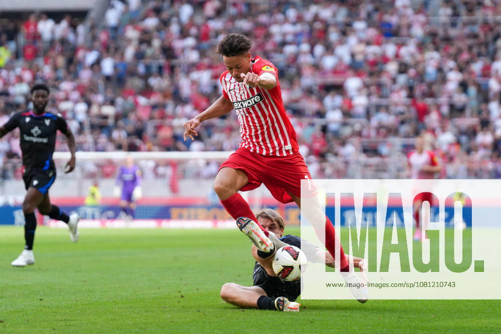 Derry Scherhant (SC Freiburg, 07) im Zweikampf mit Borna Sosa (Crystal Palace, 24) , Deutschland, Fussball, Testspiel, Saisoneröffnung, SC Freiburg vs. Crystal Palace, 15.08.2026, Europa-Park Stadion, Freiburg Freiburg Europa-Park Stadion Baden-Wuerttemberg Deutschland
