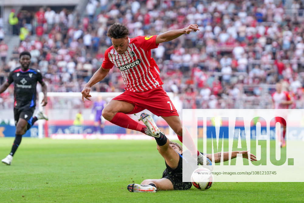 Derry Scherhant (SC Freiburg, 07) im Zweikampf mit Borna Sosa (Crystal Palace, 24) , Deutschland, Fussball, Testspiel, Saisoneröffnung, SC Freiburg vs. Crystal Palace, 15.08.2026, Europa-Park Stadion, Freiburg Freiburg Europa-Park Stadion Baden-Wuerttemberg Deutschland