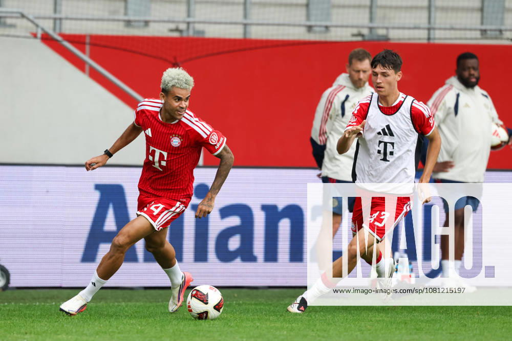 Luis Diaz (FC Bayern Muenchen, 14) mit Ball mit Felip Pavic (FC Bayern Muenchen, 43), GER, Allianz FC Bayern Muenchen Team Day, Fussball, Saison 2026 2027, 17.08.2026, GER, Allianz FC Bayern Muenchen Team Day, Fussball, Saison 2026 2027, 17.08.2026 Muenchen