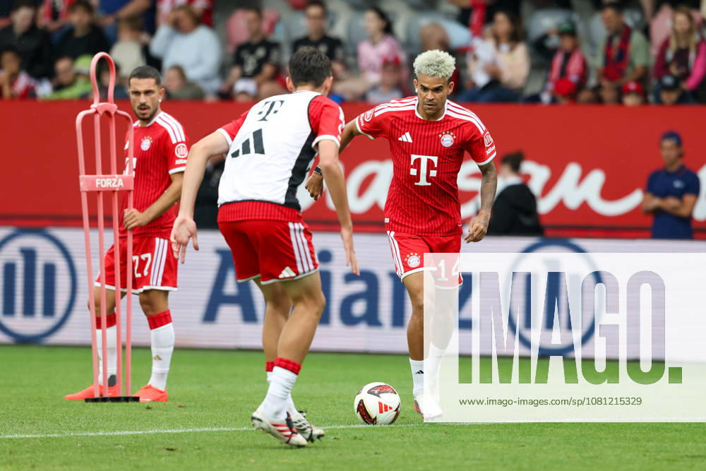 Luis Diaz (FC Bayern Muenchen, 14) mit Ball mit Felip Pavic (FC Bayern Muenchen, 43), mit Arijon Ibrahimovic (FC Bayern Muenchen, 22), GER, Allianz FC Bayern Muenchen Team Day, Fussball, Saison 2026 2027, 17.08.2026, GER, Allianz FC Bayern Muenchen Team Day, Fussball, Saison 2026 2027, 17.08.2026 Muenchen
