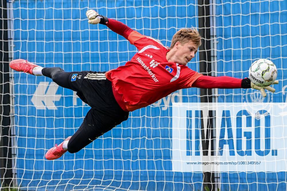 Sander Tangvik ( HSV ) hält den Ball Deutschland , Hamburg , Volksparkstadion Trainingsgelände , Fussball , 1. Bundesliga , Training des Hamburger SV