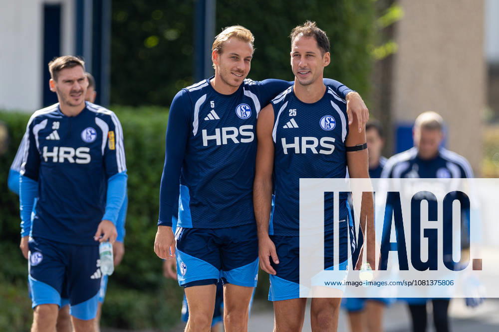 Fussball, Training des FC Schalke 04. v. l. Timo Becker (FC Schalke 04), Nikola Katic (FC Schalke 04). Gelsenkirchen Trainingsgelände FC Schalke 04 NRW Deutschland xRHR-FOTO YYx