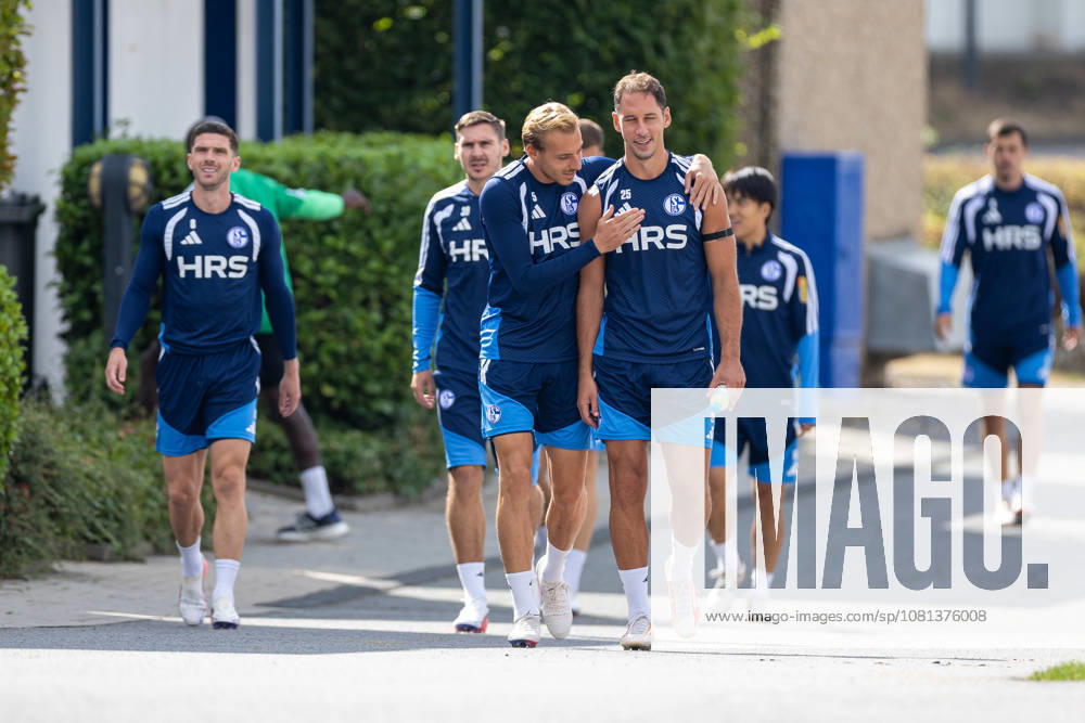 Fussball, Training des FC Schalke 04. v. l. Robin Gosens (FC Schalke 04), Timo Becker (FC Schalke 04), Nikola Katic (FC Schalke 04). Gelsenkirchen Trainingsgelände FC Schalke 04 NRW Deutschland xRHR-FOTO YYx
