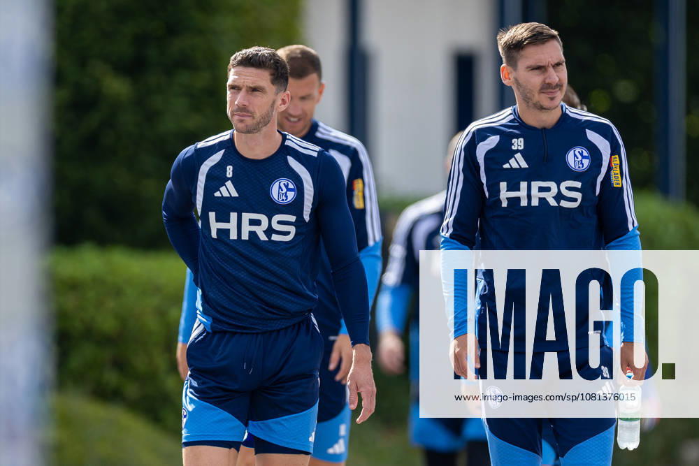 Fussball, Training des FC Schalke 04. v. l. Robin Gosens (FC Schalke 04), Maximilian Wöber (FC Schalke 04). Gelsenkirchen Trainingsgelände FC Schalke 04 NRW Deutschland xRHR-FOTO YYx