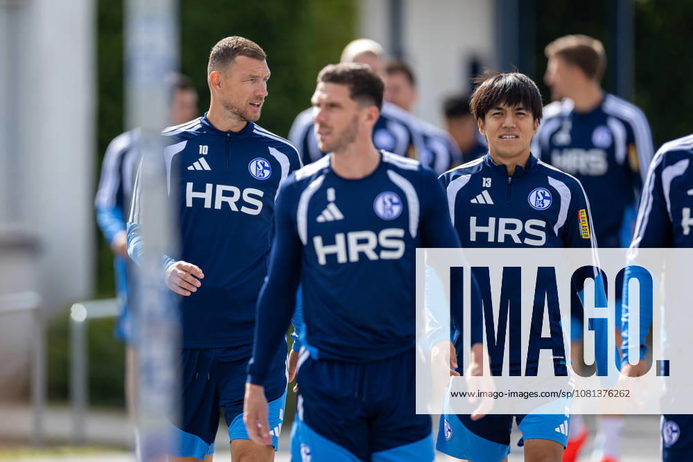 Fussball, Training des FC Schalke 04. v. l. Edin Dzeko (FC Schalke 04), Robin Gosens (FC Schalke 04), Satoshi Tanaka (FC Schalke 04). Gelsenkirchen Trainingsgelände FC Schalke 04 NRW Deutschland xRHR-FOTO YYx