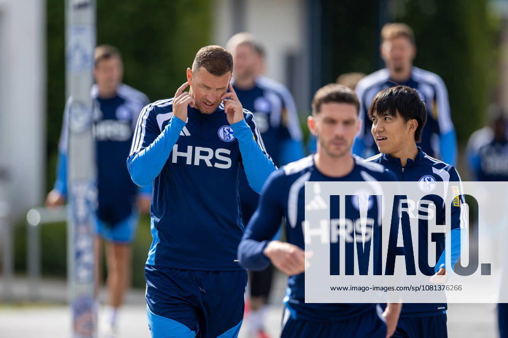Fussball, Training des FC Schalke 04. v. l. Edin Dzeko (FC Schalke 04), Satoshi Tanaka (FC Schalke 04). Gelsenkirchen Trainingsgelände FC Schalke 04 NRW Deutschland xRHR-FOTO YYx