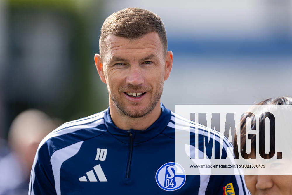 Fussball, Training des FC Schalke 04. Edin Dzeko (FC Schalke 04). Gelsenkirchen Trainingsgelände FC Schalke 04 NRW Deutschland xRHR-FOTO YYx