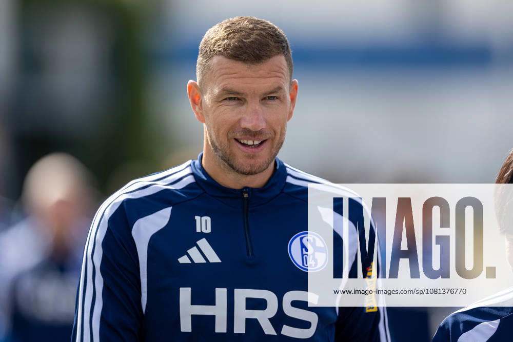 Fussball, Training des FC Schalke 04. Edin Dzeko (FC Schalke 04). Gelsenkirchen Trainingsgelände FC Schalke 04 NRW Deutschland xRHR-FOTO YYx